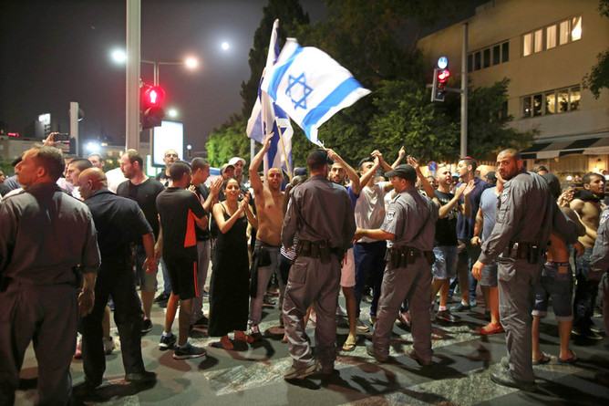 Right-wing Israelis protesting against left-wing Israelis. EPA/Abir Sultan
