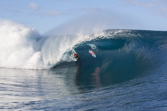 Kelly Slater (USA) threads a Teahupo'o monster as opponent Glenn Hall barely ducks under in Round 1 of the Billabong Pro Tahiti. Image: ASP / Kirstin Scholtz