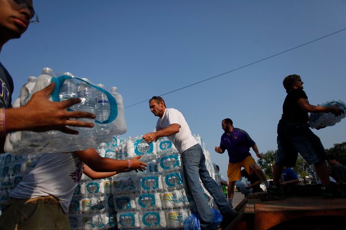  The discovery of high toxin levels in water from Lake Erie had residents in Toledo, Ohio, relying on bottled water while local supplies were being tested. Credit Joshua Lott/Reuters 