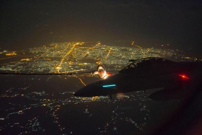 An Australian Super Hornet refuels from a KC30 tanker while flying over Iraq. @VCDF_Australia/Twitter