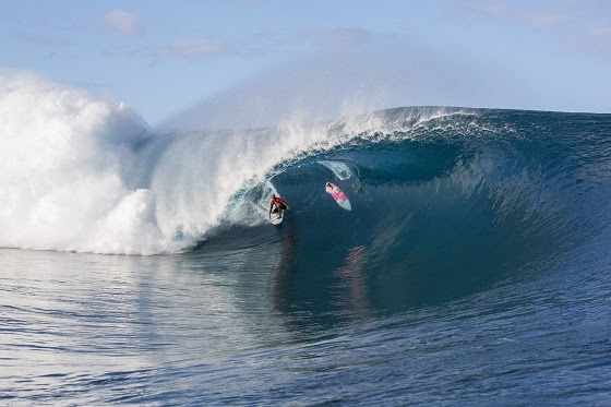 Kelly Slater (USA) threads a Teahupo'o monster as opponent Glenn Hall barely ducks under in Round 1 of the Billabong Pro Tahiti. Image: ASP / Kirstin Scholtz Kelly Slater (USA) threads a Teahupo'o monster as opponent Glenn Hall barely ducks under in Round 1 of the Billabong Pro Tahiti. Image: ASP / Kirstin Scholtz