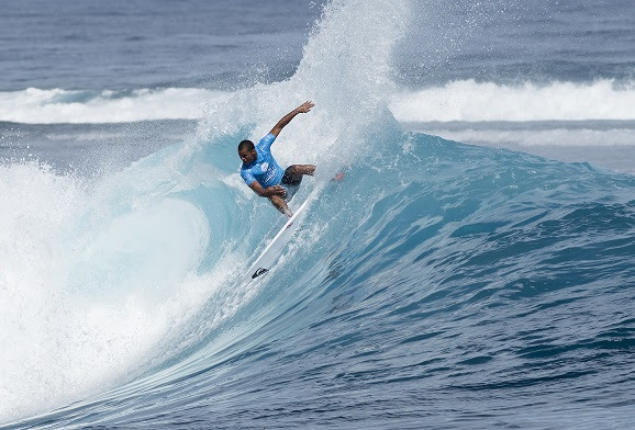 Wiggolly Dantas (BRA), 2015 WSL rookie, sizzles through Round 1 of the Fiji Pro at Cloudbreak. Image: WSL / Robertson