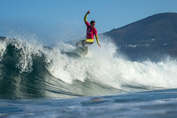 Courtney Conlogue (USA) reclaims the WSL Jeep Leader Jersey after defeating Lakey Peterson (USA) in a hard-fought Final at the Cascais Women's Pro. Image: WSL / Poullenot