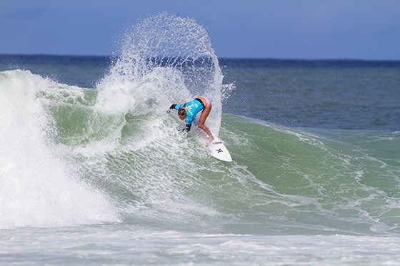 Lakey Peterson (USA) powers her way through to the Quarterfinals of the Oi Rio Pro. Image: WSL / Smorigo 
