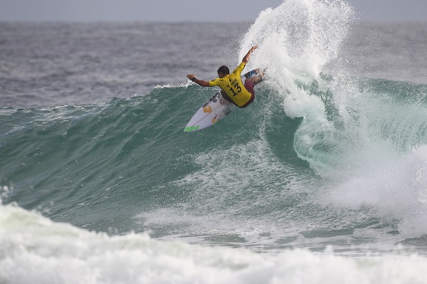 Adriano de Souza (BRA), reigning WSL Champion, opened action this morning by knocking out Quiksilver Trials winner Wade Carmichael (AUS) from competition. Image: WSL / Cestari Adriano de Souza (BRA), reigning WSL Champion, opened action this morning by knocking out Quiksilver Trials winner Wade Carmichael (AUS) from competition. Image: WSL / Cestari