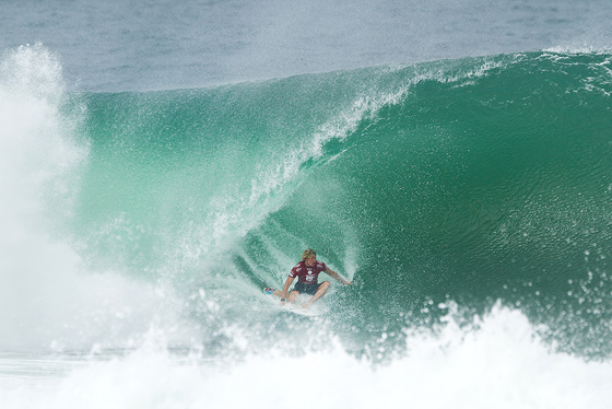 John John Florence (HAW) storms through Round 2 of the Oi Rio Pro. WSL / Smorigo 