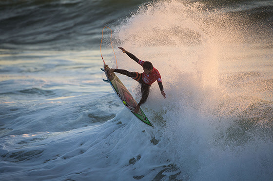 Filipe Toledo (BRA) lit up in the final and wins the Moche Rip Curl Pro Portugal Image: WSL / Poullenot Filipe Toledo (BRA) lit up in the final and wins the Moche Rip Curl Pro Portugal Image: WSL / Poullenot