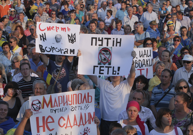 Mariupol residents protest against the rebel advance. PHOTOMIG/EPA
